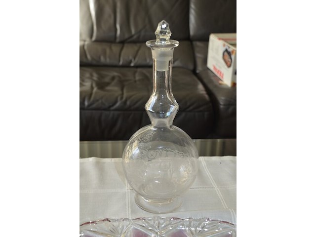 2 glazen karaffen, glazen schotel, verzilverde flessen houder, porseleinen vaas, kruidensetje met verzilverde houder, kristallen glas - afbeelding 9 van  11