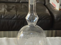 2 glazen karaffen, glazen schotel, verzilverde flessen houder, porseleinen vaas, kruidensetje met verzilverde houder, kristallen glas - afbeelding 9 van  11