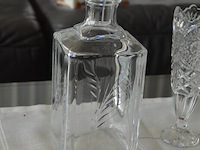 2 glazen karaffen, glazen schotel, verzilverde flessen houder, porseleinen vaas, kruidensetje met verzilverde houder, kristallen glas - afbeelding 11 van  11