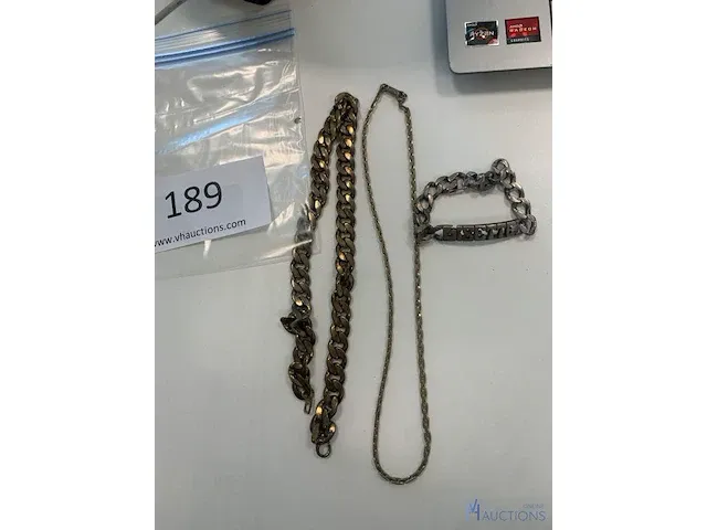 2 goudkoleurige kettingen en 1 zilverkleurige armband - afbeelding 1 van  7