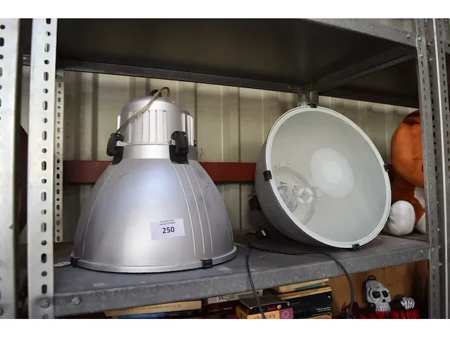 2 grijs industriele hanglampen - afbeelding 1 van  5
