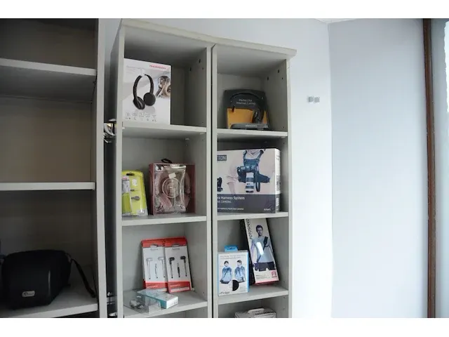 2 grijze wandschabben met fotoassecoires - afbeelding 1 van  3