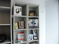 2 grijze wandschabben met fotoassecoires - afbeelding 1 van  3