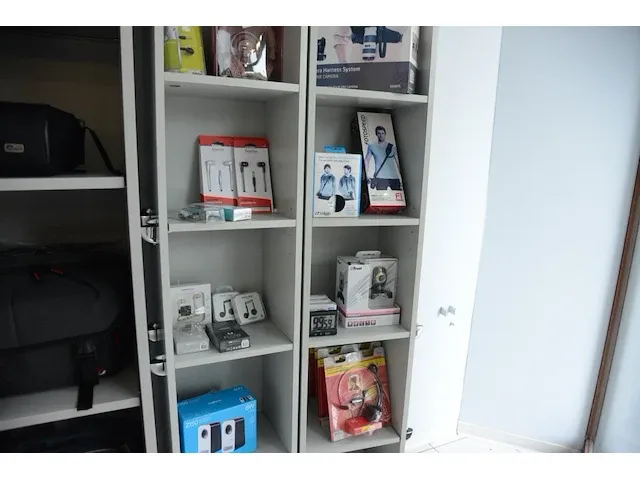 2 grijze wandschabben met fotoassecoires - afbeelding 2 van  3