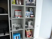 2 grijze wandschabben met fotoassecoires - afbeelding 2 van  3