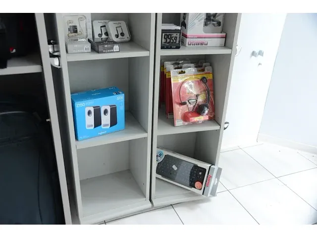 2 grijze wandschabben met fotoassecoires - afbeelding 3 van  3