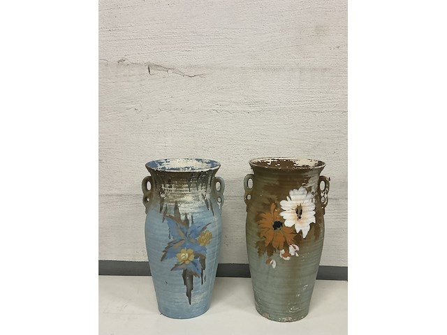 2 grote beschilderde vazen in een bloemmotief - fijn keramiek - afbeelding 1 van  2