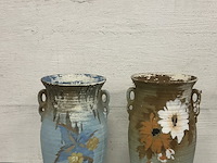 2 grote beschilderde vazen in een bloemmotief - fijn keramiek - afbeelding 1 van  2