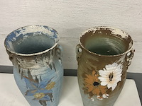 2 grote beschilderde vazen in een bloemmotief - fijn keramiek - afbeelding 2 van  2