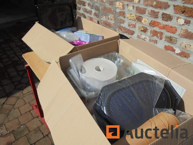 2 grote dozen met wegwerpservies - afbeelding 2 van  4