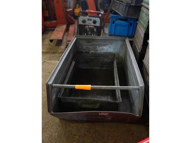 2 grote metalen bakken - afbeelding 1 van  2