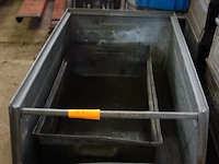 2 grote metalen bakken - afbeelding 1 van  2
