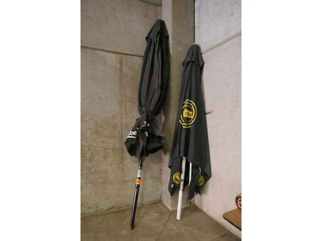 2 grote parasols - afbeelding 1 van  3