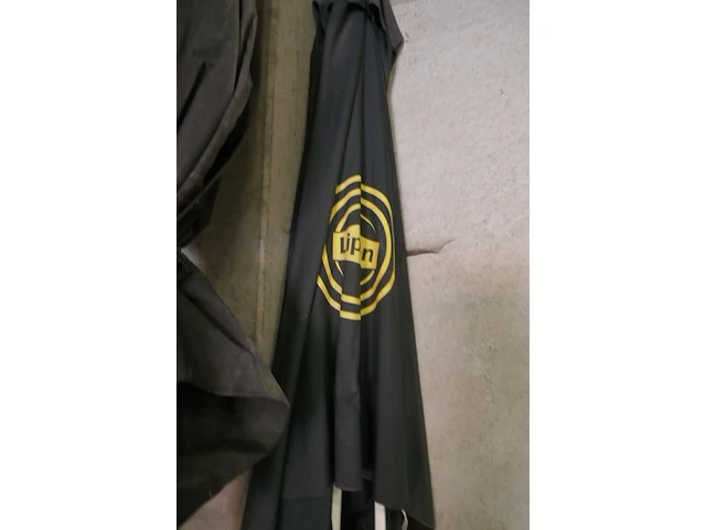 2 grote parasols - afbeelding 3 van  3