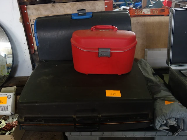 2 grote valiezen en 1 beauty case - afbeelding 1 van  1