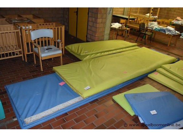 2 grote valmatten - afbeelding 1 van  1