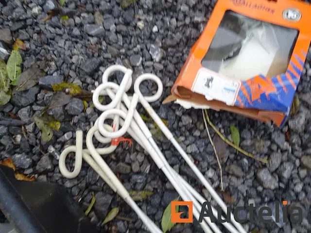 2 hek elektrificatoren, tape 200 m, staken, isolatoren, - afbeelding 8 van  17