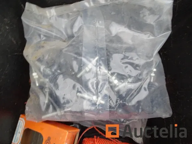 2 hek elektrificatoren, tape 200 m, staken, isolatoren, - afbeelding 11 van  17
