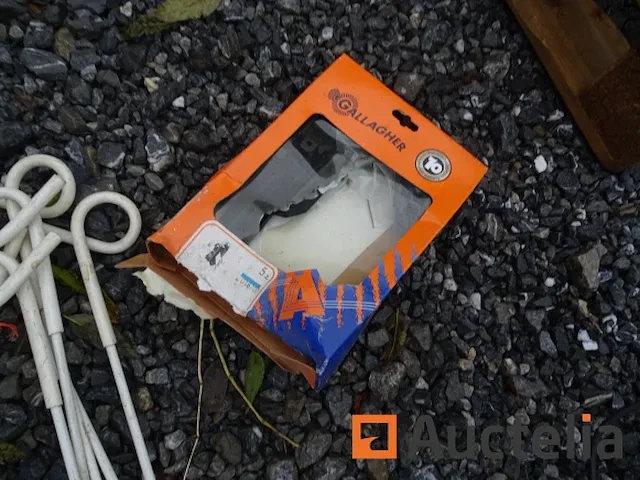 2 hek elektrificatoren, tape 200 m, staken, isolatoren, - afbeelding 12 van  17