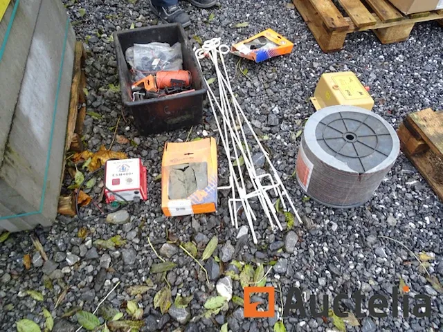 2 hek elektrificatoren, tape 200 m, staken, isolatoren, - afbeelding 13 van  17