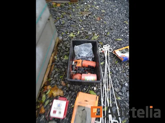 2 hek elektrificatoren, tape 200 m, staken, isolatoren, - afbeelding 14 van  17