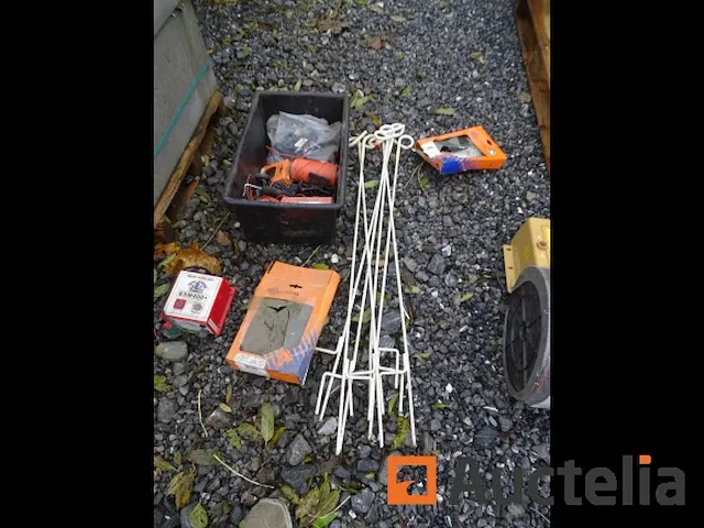 2 hek elektrificatoren, tape 200 m, staken, isolatoren, - afbeelding 15 van  17