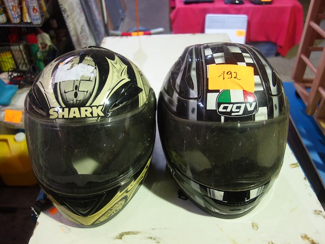 2 helmen - afbeelding 1 van  3
