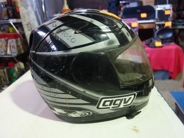 2 helmen - afbeelding 2 van  3