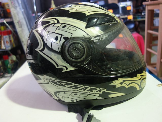 2 helmen - afbeelding 3 van  3