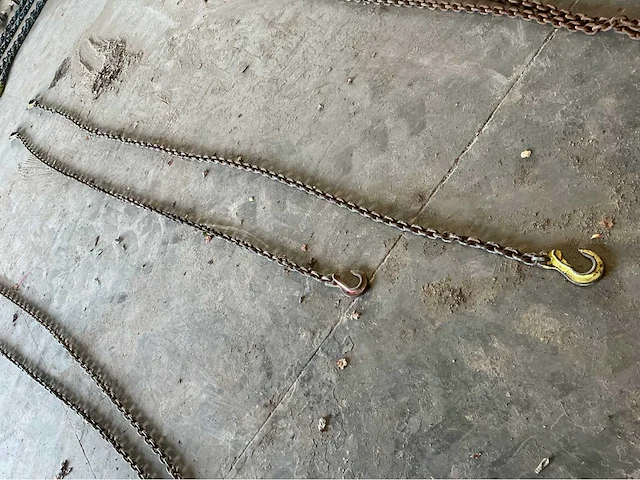 2 hijskettingen 1 is 3m20 1 is 2m90 overige aannemersmateriaal (2x) - afbeelding 1 van  1
