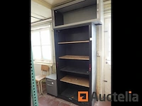 2 hoge kasten met luiken, onderkast met luiken
