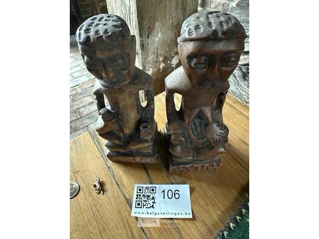 2 houten beeldjes - afbeelding 1 van  2