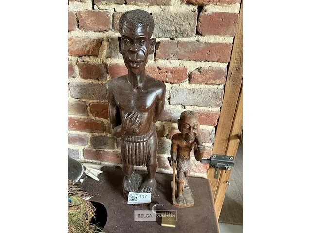 2 houten beeldjes - afbeelding 1 van  2