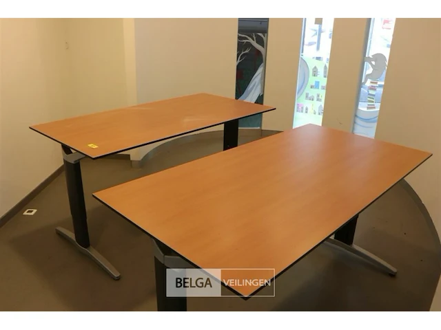2 houten bureeltafels - afbeelding 1 van  2