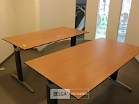 2 houten bureeltafels - afbeelding 1 van  2