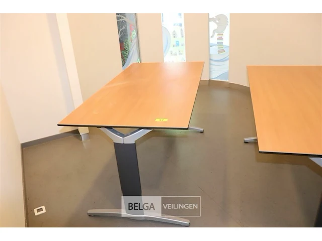 2 houten bureeltafels - afbeelding 2 van  2