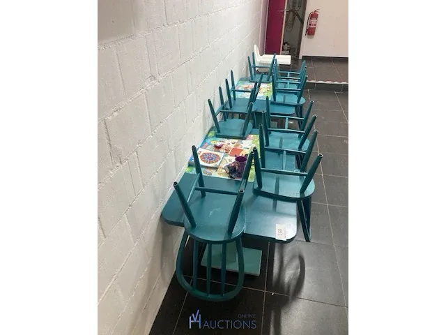 2 houten kindertafels en 8 stoelen - afbeelding 1 van  5
