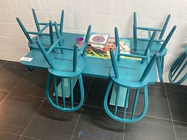 2 houten kindertafels en 8 stoelen - afbeelding 2 van  5