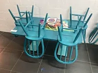 2 houten kindertafels en 8 stoelen - afbeelding 2 van  5