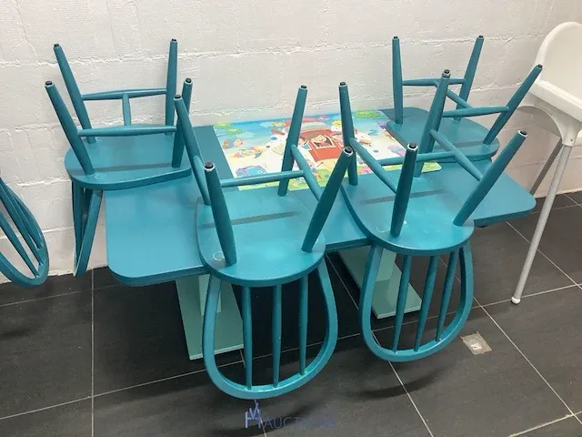 2 houten kindertafels en 8 stoelen - afbeelding 3 van  5