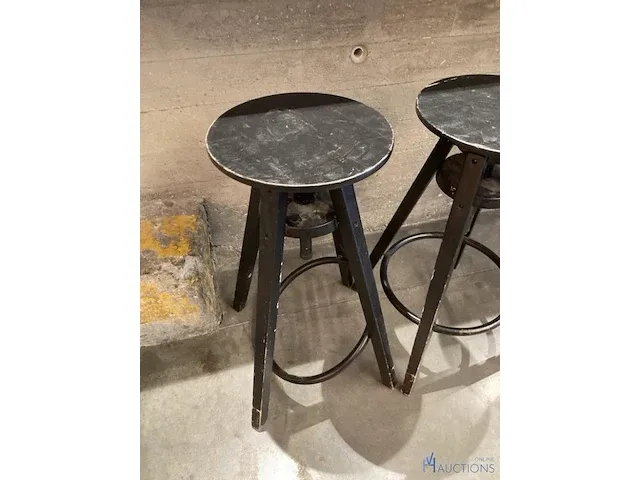2 houten krukjes - afbeelding 3 van  3
