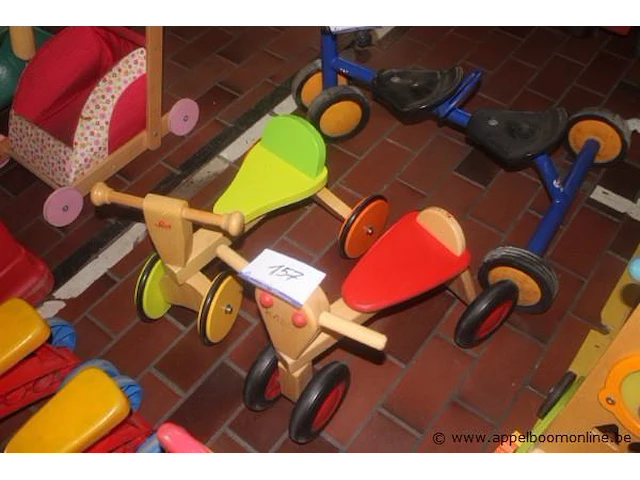 2 houten loopfietsjes - afbeelding 1 van  1