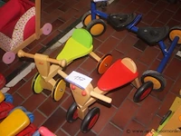 2 houten loopfietsjes - afbeelding 1 van  1