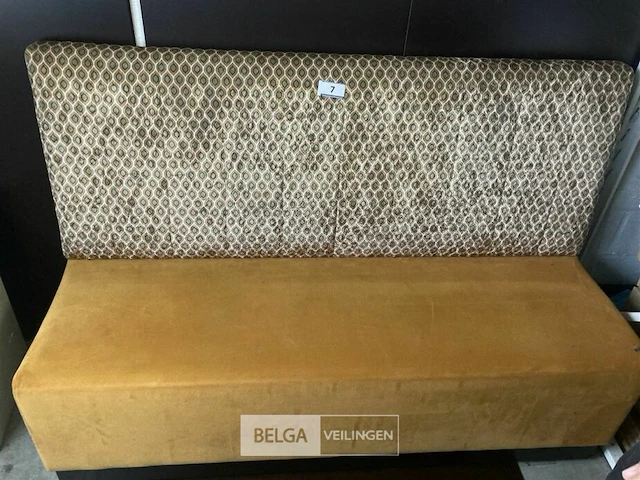 2 houten met stofbekleding banken - afbeelding 1 van  3
