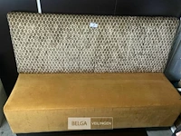 2 houten met stofbekleding banken
