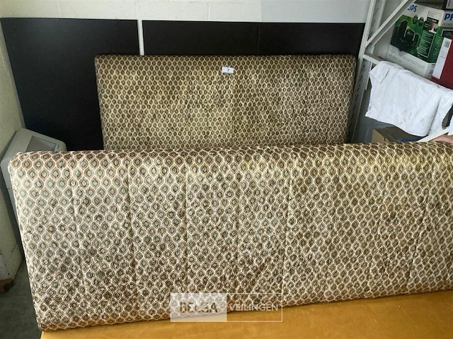 2 houten met stofbekleding banken - afbeelding 2 van  3