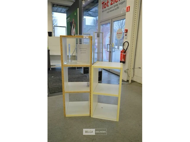 2 houten rekken met inhoud - afbeelding 1 van  4