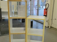 2 houten rekken met inhoud