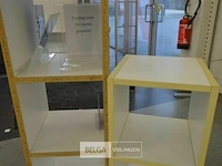 2 houten rekken met inhoud - afbeelding 2 van  4