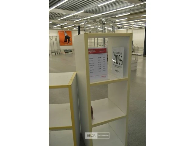 2 houten rekken met inhoud - afbeelding 3 van  4